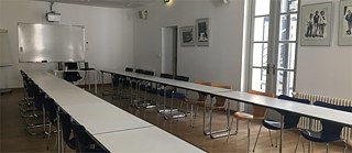 Salle de cours avec tableau, tables et chaises &copy; © Goethe-Institut Bordeaux Salle de cours GI Bordeaux