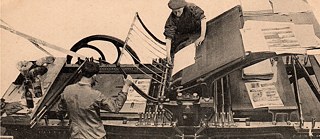 Gegen 1890 tauchten die ersten Postkarten auf, die mit Zeichnungen oder Fotografien illustriert waren.