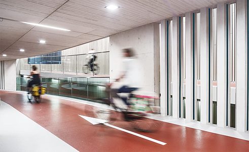 Para finales de 2018 está prevista la terminación del edificio de aparcamiento para bicicletas en la estación de Utrecht, que ofrecerá espacio para 13.500 bicicletas.