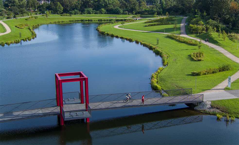 Der erste Radschnellweg Deutschlands ist ganze 101 Kilometer lang und verbindet die Städte Duisburg und Hamm in Nordrhein-Westfalen. Auf einer Mindestbreite von vier Metern finden Radfahrer und Fußgänger Platz, die Steigungen sind minimal.