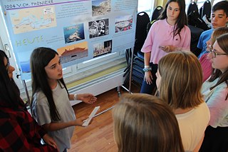 Eine spanische Schülerin präsentiert die Projektergebnisse ihres Landes
