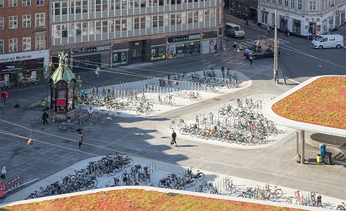 The new station forecourt of A nova praça em frente à estação ferroviária de Copenhague, Dinamarca, conta com muito espaço livre e vagas de estacionamento para 2.500 bicicletas. Nørreport Station in Copenhagen, Denmark, offers plenty of open space and room for 2,500 bicycle parking spaces.