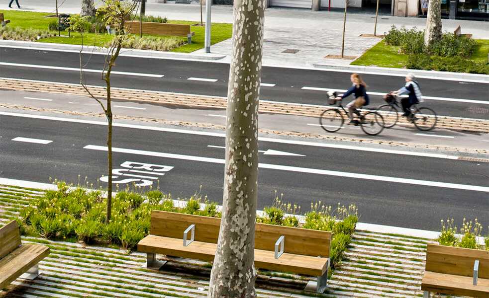 Der Passeig de St Joan in Barcelona, Spanien, wurde vor allem für Fußgänger und Fahrradfahrer umgebaut – mit vielen Sitzgelegenheiten, Grünflächen und Spielplätzen.