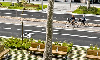 Der Passeig de St Joan in Barcelona, Spanien, wurde vor allem für Fußgänger und Fahrradfahrer umgebaut – mit vielen Sitzgelegenheiten, Grünflächen und Spielplätzen.