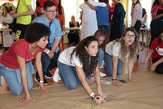 De klas uit Palermo tijdens hun werk aan de kaart van het Middellandse Zeegebied