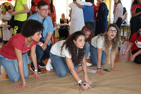De klas uit Palermo tijdens hun werk aan de kaart van het Middellandse Zeegebied