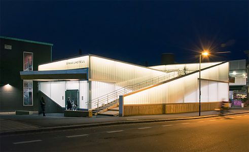 Im norwegischen Lillestrøm bietet das Fahrradparkhaus Sykkelhotell auf 500 Quadratmetern Platz für 394 Fahrräder.