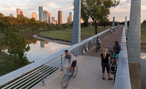 Eine urbane Oase ist der Buffalo Bayou Park im US-amerikanischen Houston: Die 64 Hektar umfassende Grünanlage mit über 14.000 Bäumen ist zugleich ein wichtiger urbaner Hochwasserschutzkanal.