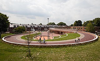 The area of the approximately 100-metre-long Dafne Schippers Bridge in Utrecht in the Netherlands provides space for a bridge, a primary school and a public park.