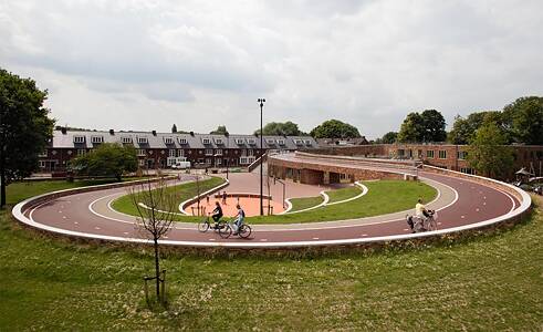 Eine Brücke, eine Grundschule und einen öffentlichen Park: Das bietet das Areal der rund 100 Meter lange Dafne Schippers Brücke in Utrecht in den Niederlanden.