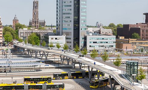 A Ponte Moreelse, de 312 metros de comprimento, em Utrecht, Países Baixos, proporciona a pedestres e ciclistas a conexão do parque homônimo e do centro histórico, no oeste da cidade, com um bairro em crescimento e a nova área comercial no leste.