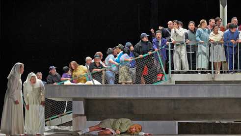 The seductiveness of the masses inspired Toshio Hosokawa to a choral part. 