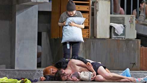 "Erdbeben. Träume" processes how people behave in extreme situations. 
