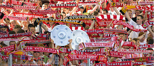 Fans des VfB Stuttgart mit der Meisterschale