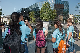 IDO Teilnehmer am Platz der alten Synagoge.