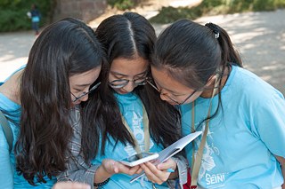 IDO Teilnehmer beim Stadtrundgang mit der Aufgabe zu diversen Themen in der Stadt zu recherchieren und Fotos zu machen. 