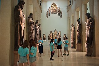 IDO Teilnehmer bei der Recherche im Augustinermuseum.
