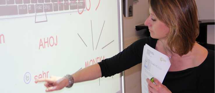 Monika Zoulova von der PASCH-Schule Florenz am Whiteboard