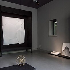 Während es sich in Windungen verdichtet