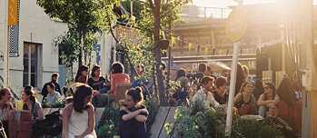 Menschen sitzen draußen und genießen die Sonne