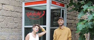 Nina Los und Niklas John from the Peng! Collective present their installation „Call a Spy“