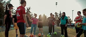 Bayern pro Gina Lewandowski shows the teens how to handle the ball.
