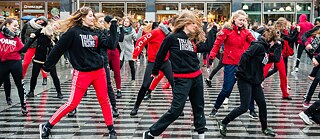 အမျိုးသမီးများအပေါ်ကျရောက်နေသောအကြမ်းဖက်မှုများကြောင့် “သန်းတစ်ထောင်လှုပ်ရှားမှု” (One Billion Rising) ကို (၂၀၁၈) ခုနှစ် ဖေဖော်ဝါရီ၌ ကမ္ဘာတ၀ှမ်းပြုလုပ်ရာတွင် နယ်သာလန်နိုင်ငံ Tilburg မြို့ မှပါ၀င်ခဲ့ပုံ
