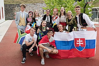 Gruppenbild mit Fahne(n) beim Länderabend: gelebte Völkerverständigung bei der IDO 2018