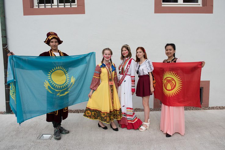 Gruppenbild mit Fahne(n) beim Länderabend: gelebte Völkerverständigung bei der IDO 2018