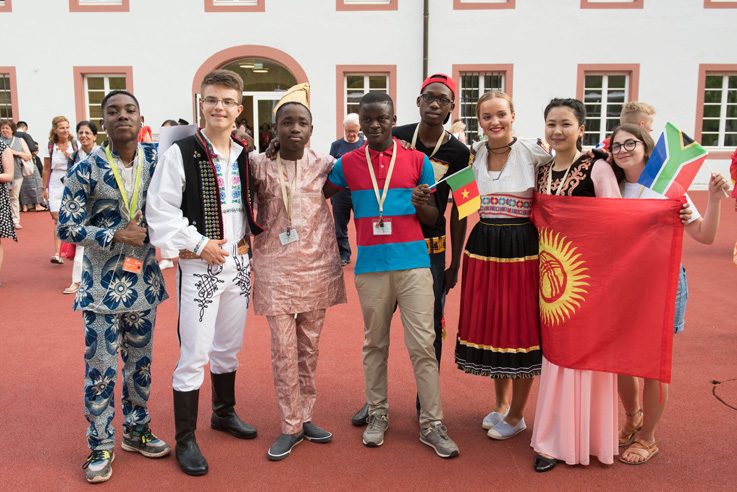 Gruppenbild mit Fahne(n) beim Länderabend: gelebte Völkerverständigung bei der IDO 2018