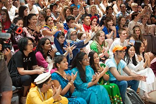 Mit Spaß und Bewegung: Tanz der Nationen beim Länderabend der IDO 2018