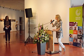Beata Weber eröffnet die Ausstellung im Stuttgarter Rathaus.
