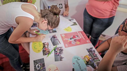 With the help of German teacher Gabriella Kraemer, the participants learn the most important football vocabulary