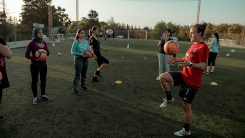 Bayern pro Gina Lewandowski (right) is training with the teens.