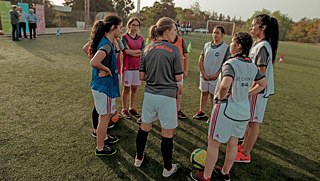 Trainerin Carmen Grimm (Mitte) bespricht erste Strategien mit den Jugendlichen