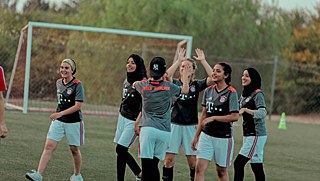 Die Jugendlichen weihen die neuen FC Bayern Trikots direkt auf dem Feld ein