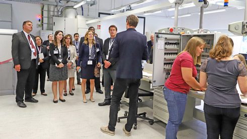 Die amerikanischen Gäste erleben den Arbeitsalltag bei Siemens