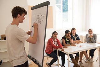 Teilnehmerinnen und Teilnehmer bei einer Gruppenaufgabe zum Wettbewerb der Internationalen Deutscholympiade 2018 im UWC Robert Bosch College, Freiburg
