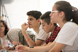 Teilnehmerinnen und Teilnehmer bei einer Gruppenaufgabe zum Wettbewerb der Internationalen Deutscholympiade 2018 im UWC Robert Bosch College, Freiburg