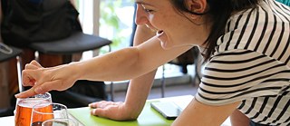 Das Experiment der singenden Gläser lässt sich gut in Kleingruppen umsetzen. 