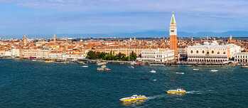 El casco antiguo de Venecia, situado junto a la laguna, es Patrimonio de la Humanidad de la UNESCO y muy popular entre los visitantes. Sin embargo, la ciudad también sufre las consecuencias del turismo. 