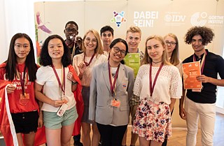 Alle Gewinnerinnen und Gewinner der Internationalen Deutscholympiade 2018 bei der Preisverleihung am 27. Juli 2018 in Freiburg.