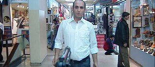 Ein Mann mit mehreren Schüssen in die Brust