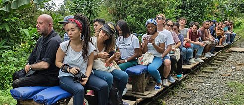 Teilnehmerinnen und Teilnehmer der ästhetischen Intervention einer stillgelegten Eisenbahnlinie „500 metros de - abundancia y resistencia“