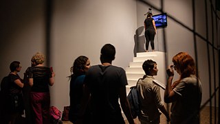 Besucherinnen und Besucher der Performance von Carlos Martiel