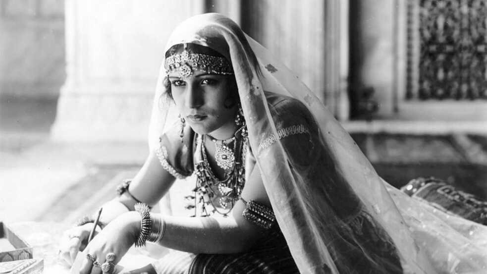Seeta Devi als Lady Dalia