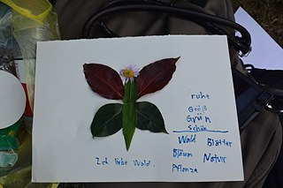 Blättermalerei und Gedicht eines Schülers 