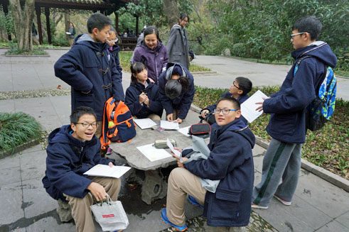 Zhenjiang First Foreign Language School macht einen Waldausflug