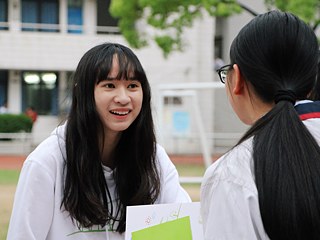 Teilnehmende der Projektgruppe bietet der Schülerin die Informationen über YEAAEP Programm. © © Quanzhou Nr. 7 Oberschule Teilnehmende der Projektgruppe bietet der Schülerin die Informationen über YEAAEP Programm.