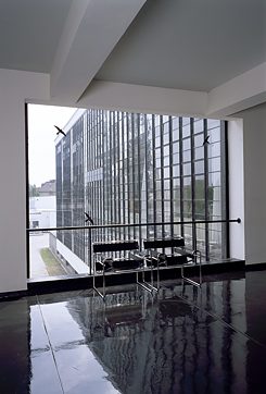 Slavné křeslo Wassily chair ve schodišťovém prostoru budovy Bauhausu v Desavě 